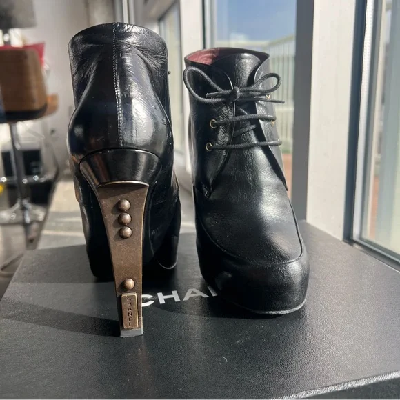 CHANEL Lacets Black Leather Lace Up Round Toe Ankle Boots - SIZE 39.5 - Picture 4 of 13